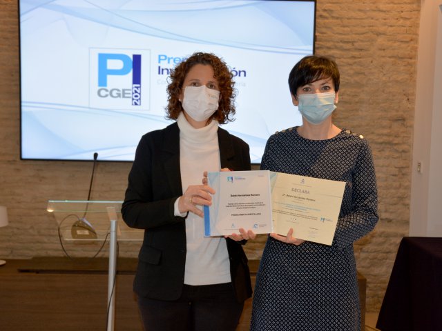 Belén Hernández (izp.), premio ámbito hospitalario con Paola Galbany, presidenta del Colegio de Enfermería de Barcelona y miembro del jurado